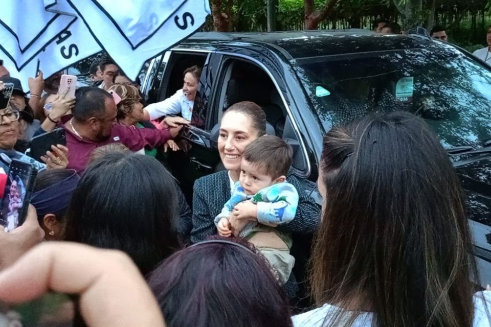 La Presidenta cargó a un bebé y recogió diversas peticiones de habitantes de Orizaba.