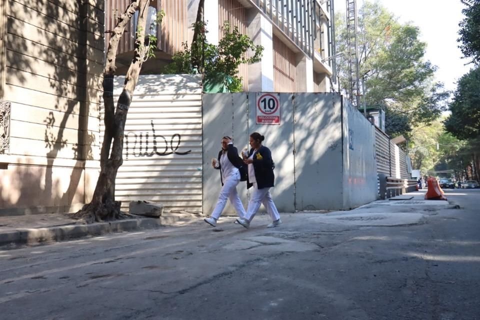 Las dos aceras cumplen siete años de haber sido cerradas al paso peatonal para edificar la torre.