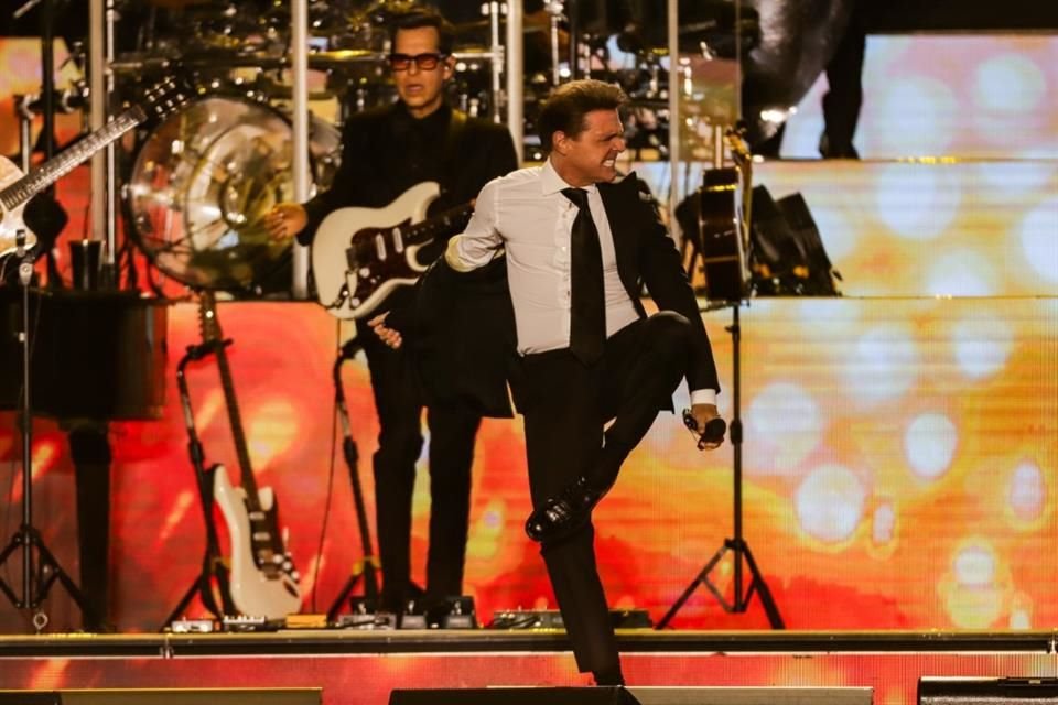 Luis Miguel vistió con su clásico traje negro con corbata negra y camisa blanca que contrastaba con el tono bronceado de su piel.