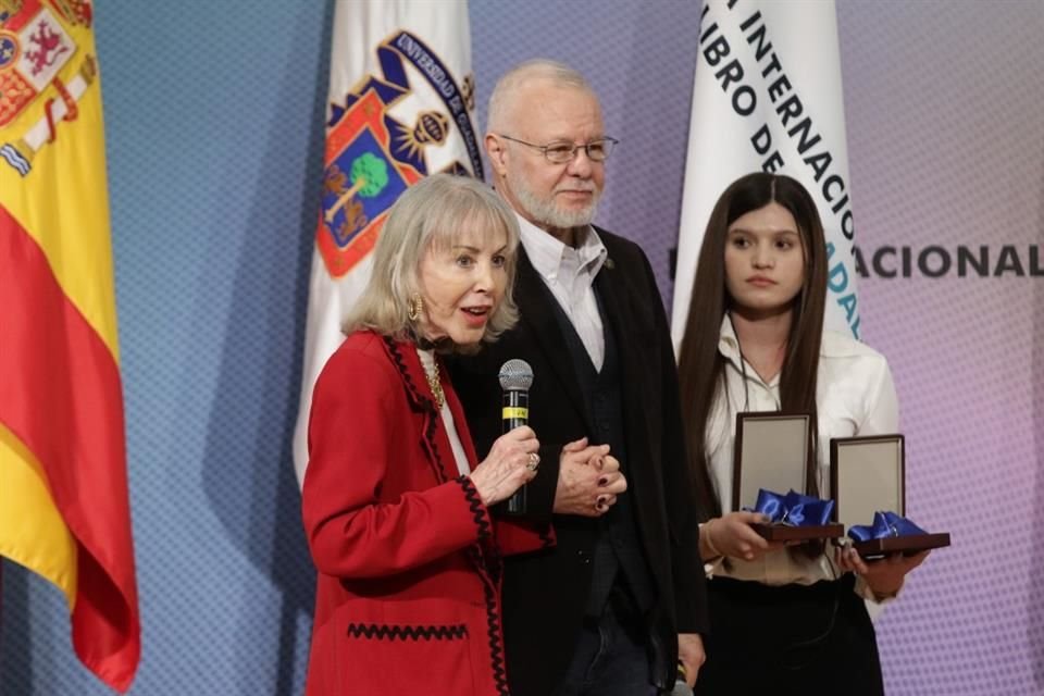 Ambos autores recibieron la Medalla Carlos Fuentes de manos de Silvia Lemus, viuda del autor mexicano, y Trinidad Padilla, nuevo presidente de la FIL.