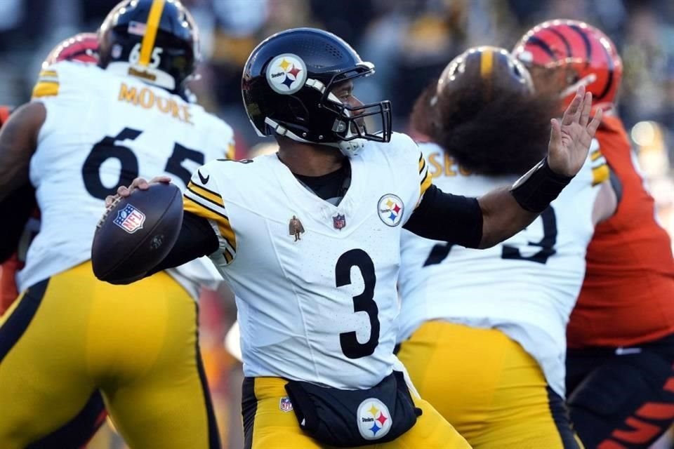 Russell Wilson dio tres envíos de anotación para comandar la novena victoria de los Steelers en la temporada.