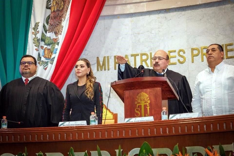 El Magistrado Ricardo Salinas Sandoval, quien tiene a dos familiares en altos cargos del Gobierno de Evelyn Salgado, asumió la presidencia del Poder Judicial de Guerrero.