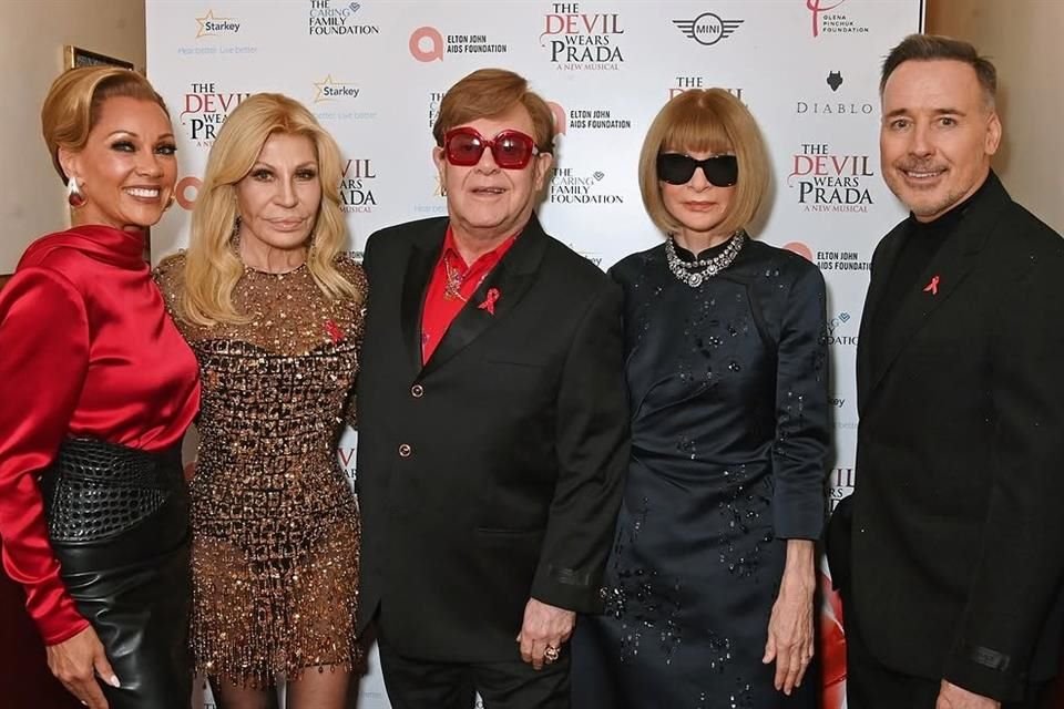  Elton John posó con Vanessa Williams, Donatella Versace, Anna Wintour y David Furnish.