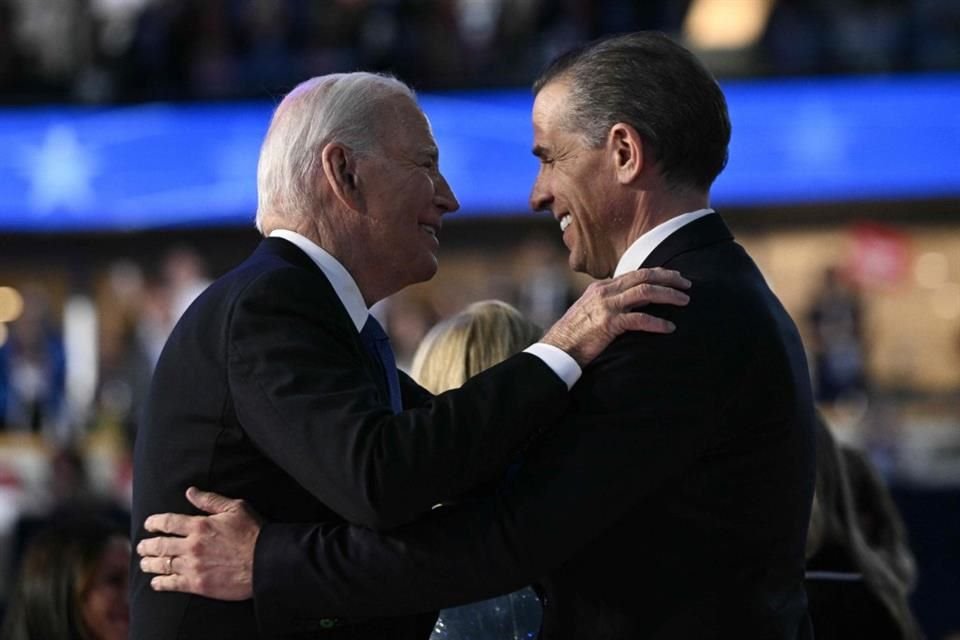 Joe Biden y Hunter Biden se abrazan durante la Convención Nacional Demócrata en Chicago, el 19 de agosto del 2024.