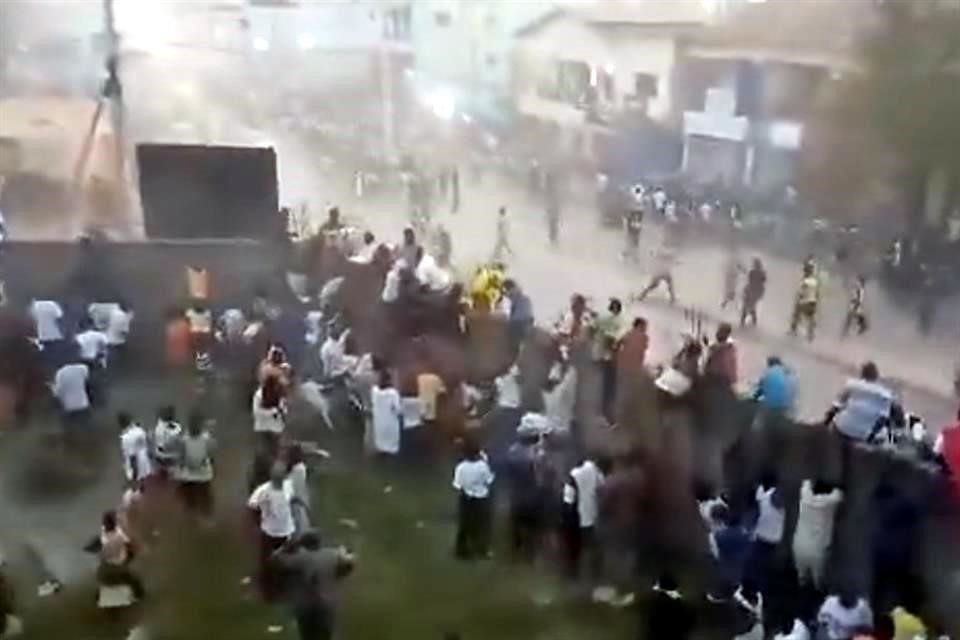 En muchos vídeos que circulan en redes se ven los desastres ocasionados por la batalla campal durante un partido en Guinea.