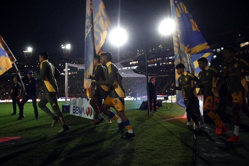 El salto de los jugadores de Tigres a la cancha del Estadio Universitario para el calentamiento.