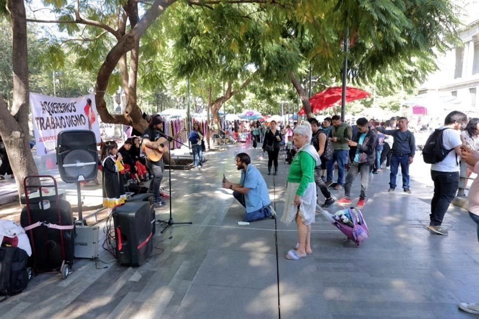 La música, sobre todo, estuvo presente en la protesta, a través de canciones que algunos curiosos y curiosas se detenían a escuchar.