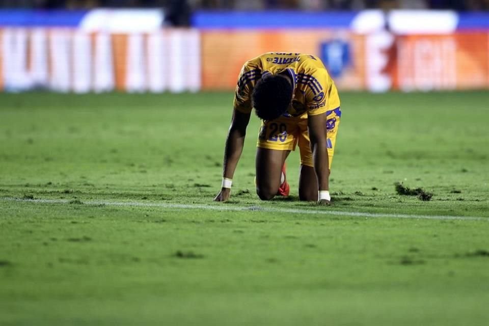 Ozziel Herrera lamenta una de las ocasiones de gol falladas por Tigres, en el primer tiempo.