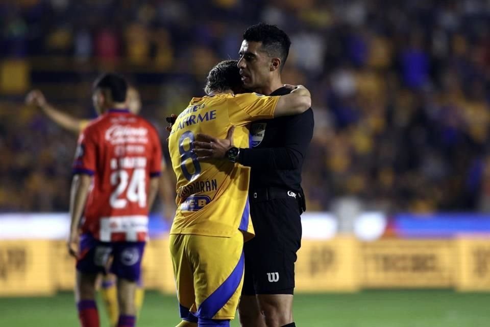 El árbitro Adonaí Escobedo parece consolar a Fernando Gorriarán, ante la falta de gol de Tigres.