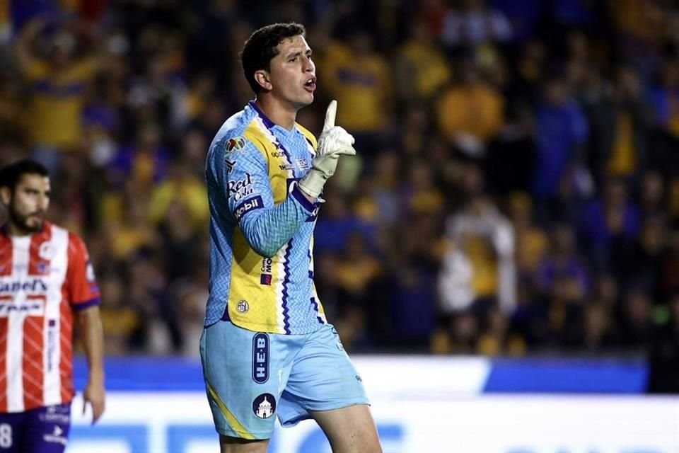 Aquí no entra el balón, parece decir el arquero Sánchez, quien mantuvo a raya a la ofensiva de Tigres.