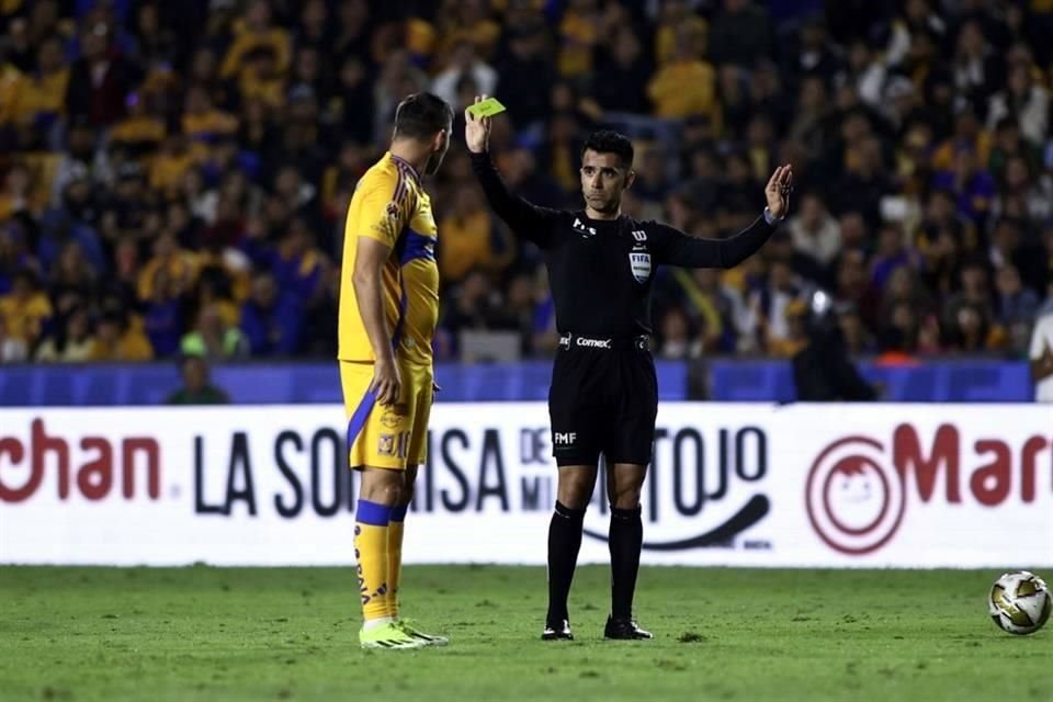 ¡No más!, le dice el árbitro a Gignac, luego de amonestar al goleador francés por los constantes reclamos.