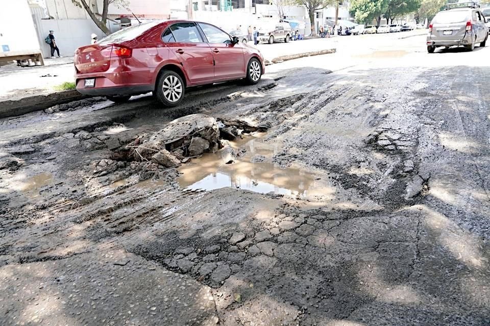 Deterioro del pavimento tras una obra de Sacmex sobre Presa Falcón y Río San Joaquín.