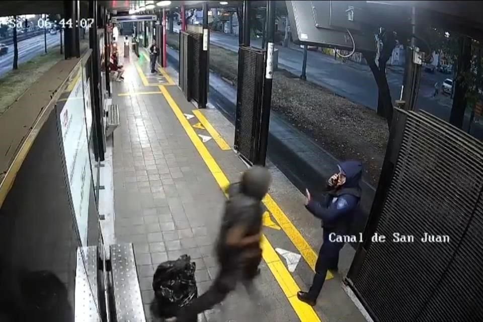 El sujeto lanzó a la policía cuando la unidad de Metrobús estaba llegando a la plataforma de la estación Canal de San Juan.