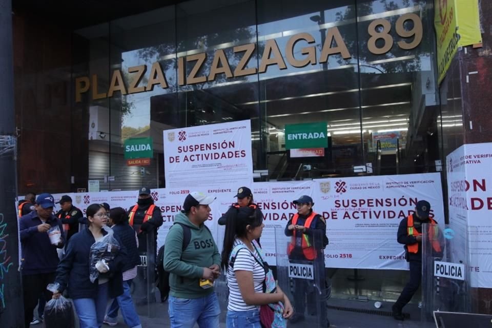 La Plaza Comercial en Izazaga 89 ya esta cerrada, los accesos tienes sellos de suspensión de actividades, y hay policías de la SSC custodiando el edificio.