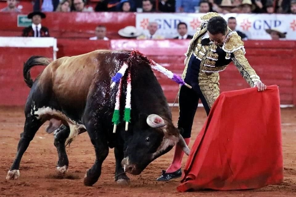 Juan Pablo Sánchez pudo salir con la mano en alto en una corrida accidentada en la Plaza México.