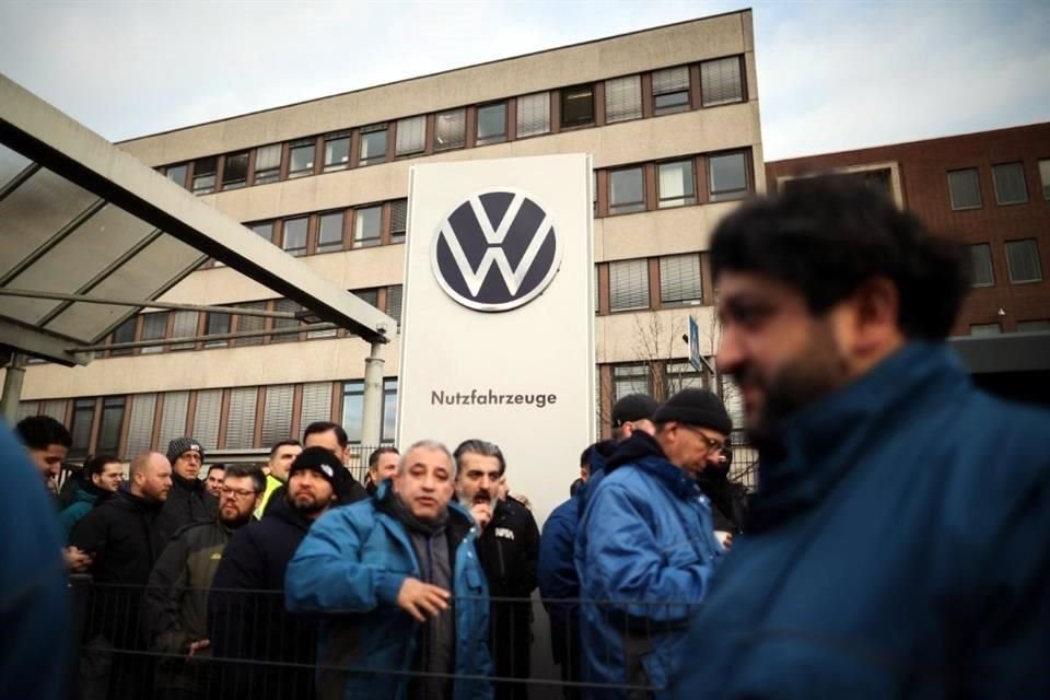 La dirección y los líderes laborales de VW están en desacuerdo sobre cómo hacer frente a una caída en la demanda de vehículos eléctricos, mayores costos operativos y una creciente competencia de los fabricantes chinos.