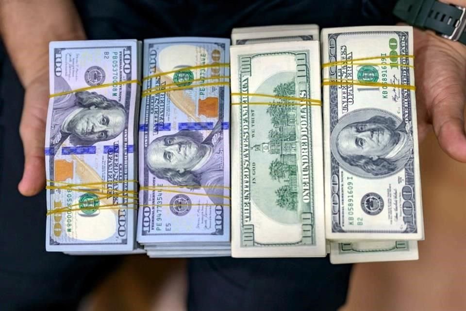 Tras perder 22.8 por ciento frente al dólar, el peso mexicano inicia el año nuevo con ganancias.