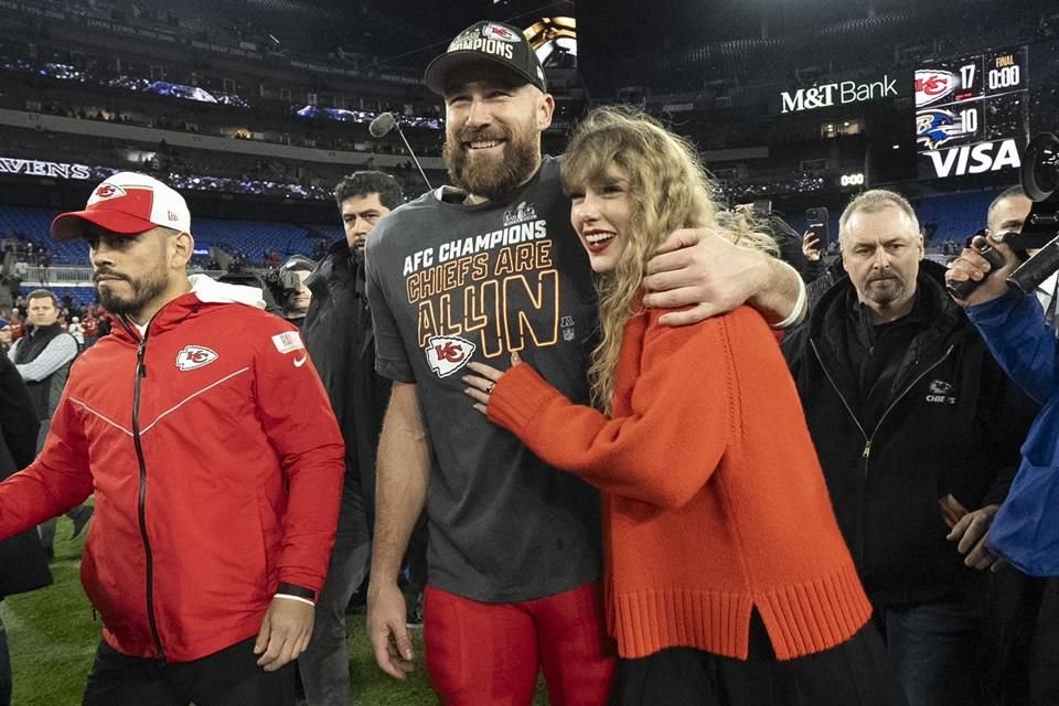 El futbolista de los Kansas City Chiefs y la cantante celebraron esta fecha especial por primera vez juntos, y unieron a sus seres queridos para dicha ocasión.