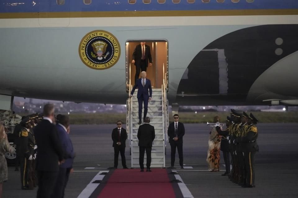 El Presidente Joe Biden a su llegada a Angola el 2 de diciembre del 2024.