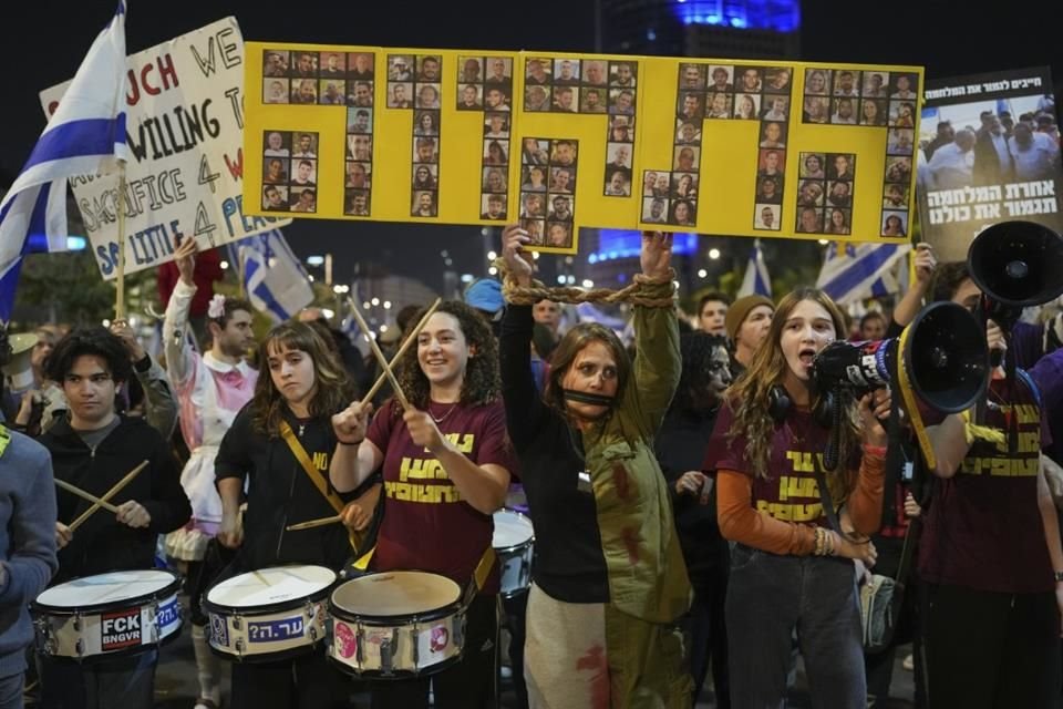 Personas protestan en Tel Aviv pidiendo la liberación de rehenes de Hamas, el 30 de noviembre del 2024.