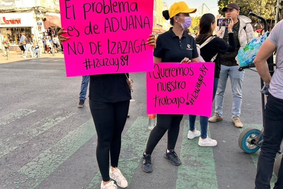 Locatarios de Izazaga 89 protestan en inmediaciones de la plaza.