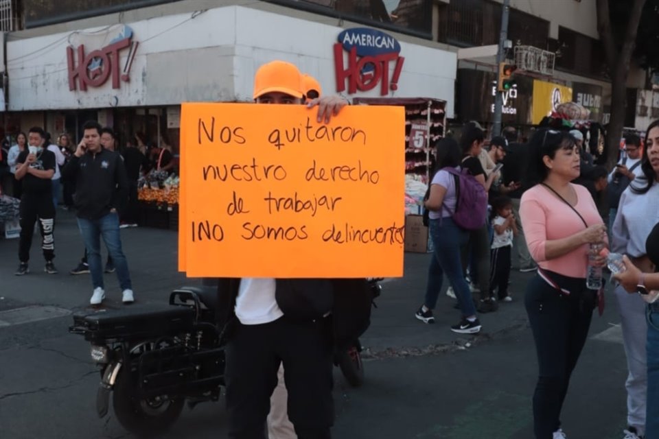 Locatarios de Izazaga 89 protestan en inmediaciones de la plaza.