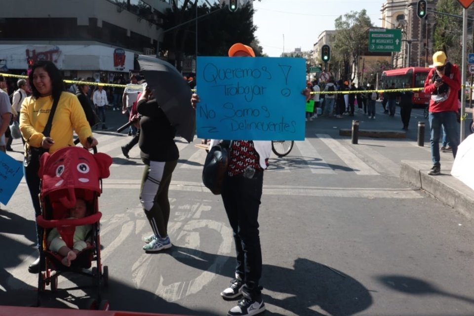 Locatarios de Izazaga 89 protestan en inmediaciones de la plaza.