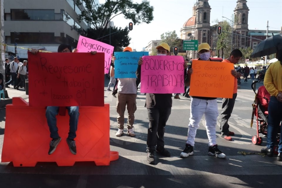 Locatarios de Izazaga 89 protestan en inmediaciones de la plaza.