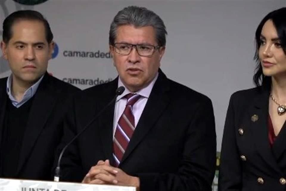 El coordinador de los diputados federales de Morena en conferencia de prensa.