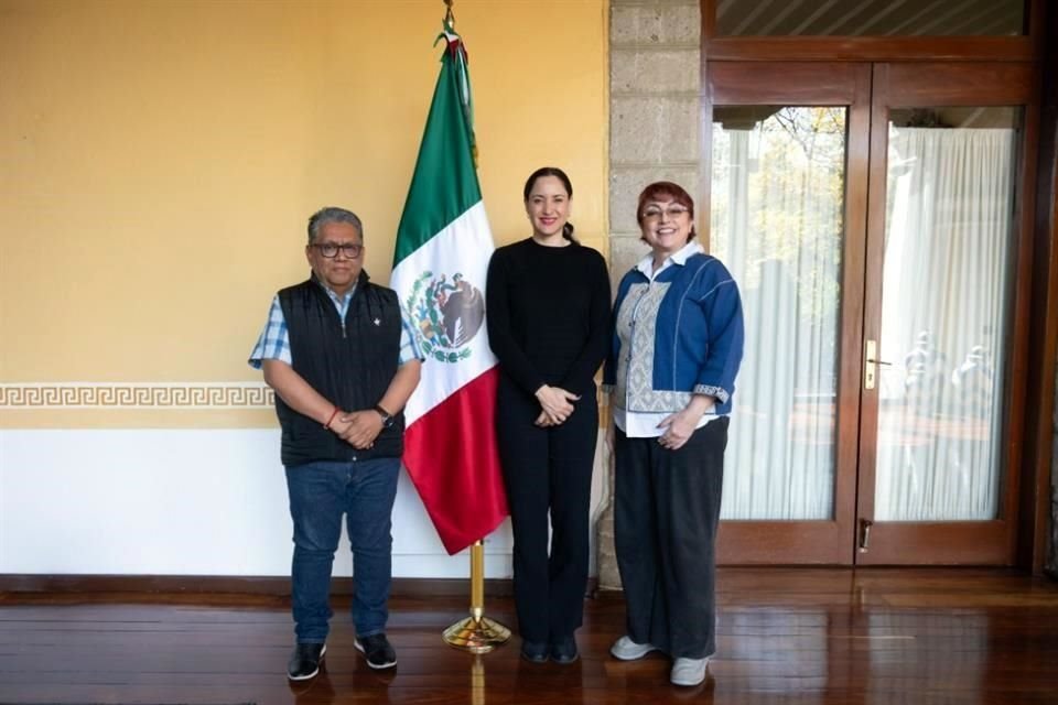 En la imagen, Jesús Alejo, director saliente de Radio Educación; Claudia Curiel de Icaza, Secretaria de Cultura, y Fernanda Tapia, nueva titular de la emisora.