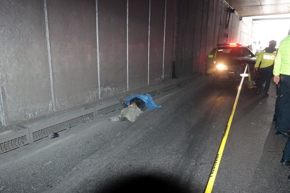 La víctima caminaba sobre la guarnición de la vialidad pero fue alcanzado por un taxi.