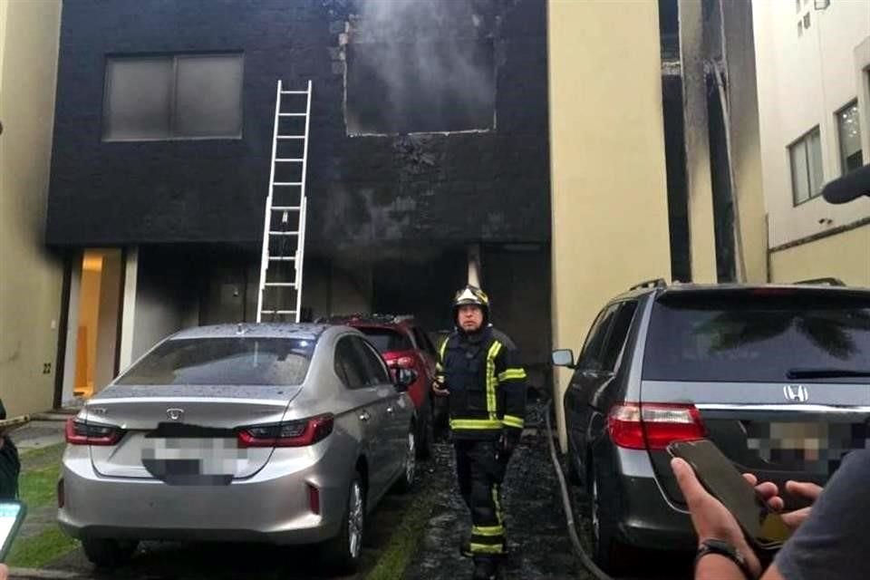 El fuego consumió la planta baja de uno de los inmuebles.