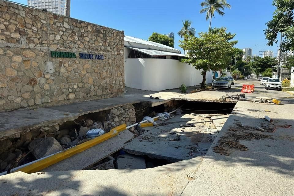 Otro accidente se registró el 1 de diciembre, cuando un automovilista cayó en el socavón ubicado afuera de una primaria sobre la Avenida Juan Sebastián El Cano, en el fraccionamiento Costa Azul.