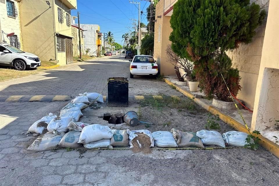 En la Calle Villa del Mar, en el fraccionamiento Los Arcos, en la Zona Diamante, vecinos rodearon con costales de arena tres socavones.