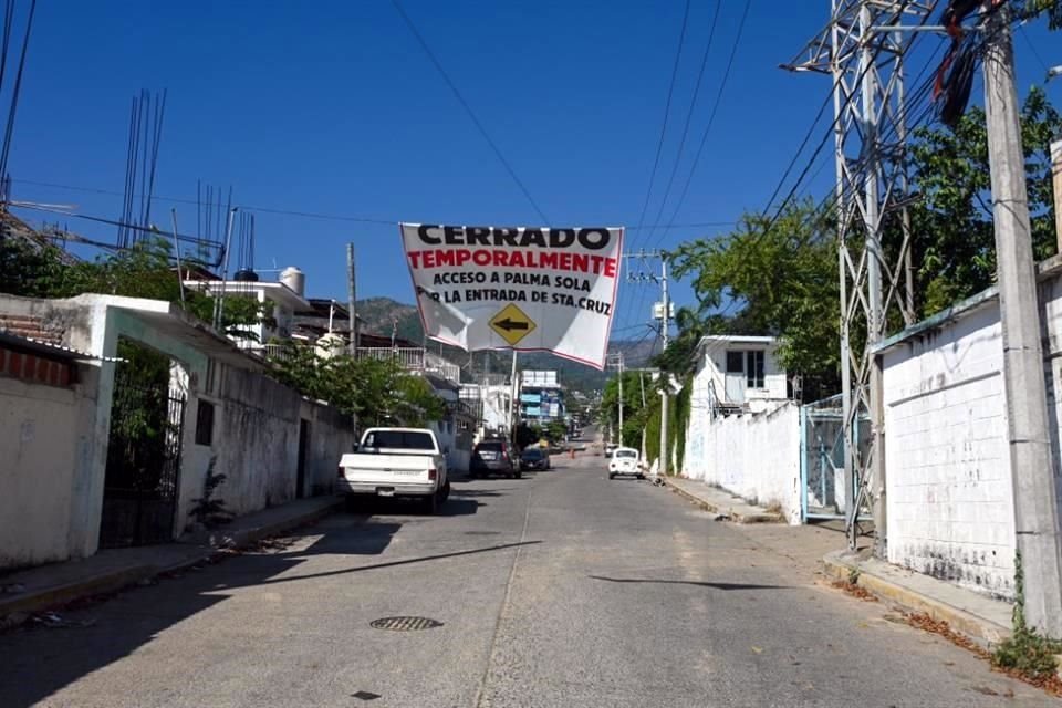 Vecinos colgaron una manta para alertar sobre el socavón de la Avenida Palma Sola donde cayeron los motociclistas.