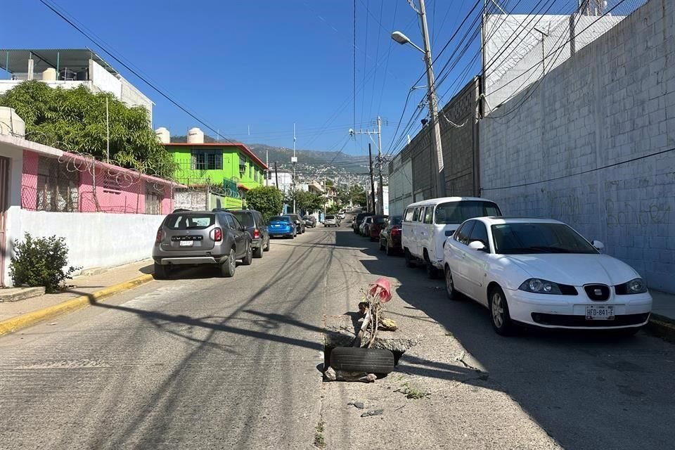 De acuerdo con las autoridades municipales, hay al menos 15 socavones, de los cuales sólo dos han sido reparados hasta este momento.