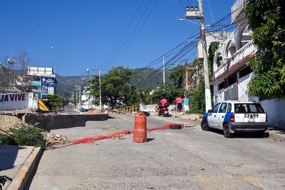 Ante la falta de reacción de las autoridades, los vecinos han tenido que organizarse para cerrar las vialidades y evitar más accidentes.