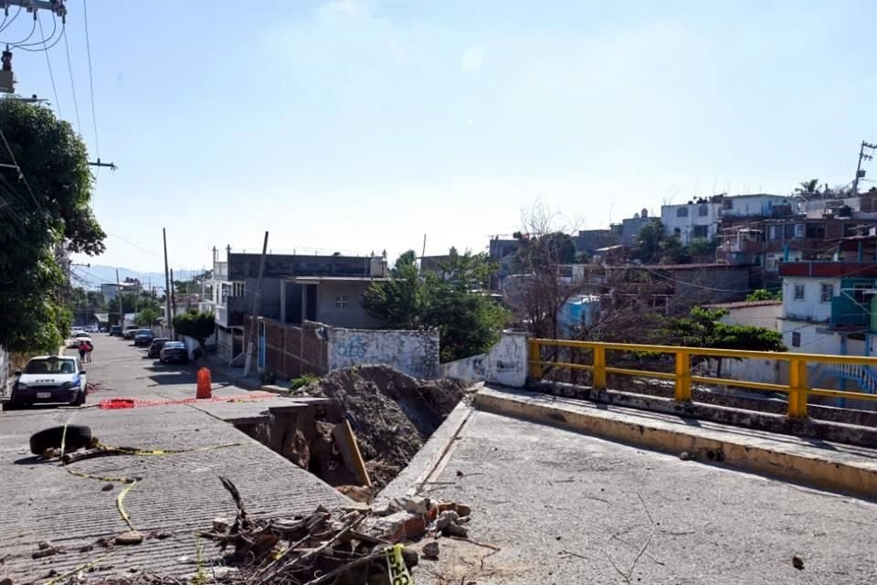 El pasado 26 de octubre, un mes después de 'John', un joven murió y otro resultó herido tras caer en moto en un socavón que se formó en la Avenida Palma Sola.