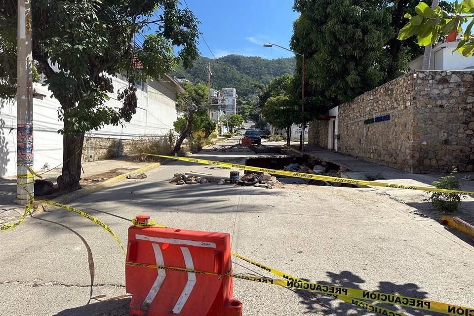 El huracán 'John' dejó a su paso decenas de socavones en el puerto turístico de Acapulco que ya provocaron la muerte de un motociclista y diversos accidentes.