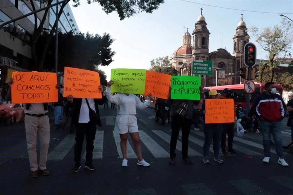 Una veintena de locatarios bloquearon, por más de 7 horas, el cruce de Izazaga y Eje Central.