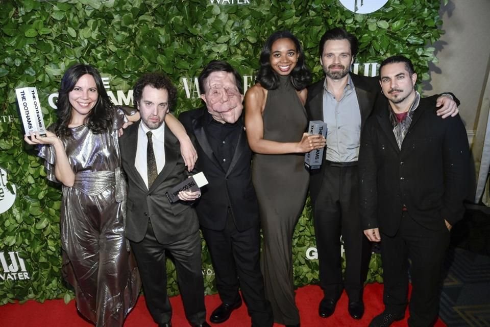 Elenco de la cinta 'A Different Man' posando con su premio.