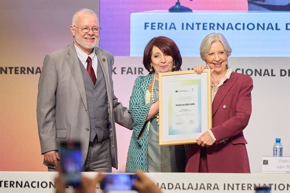 La editora mexicana Patricia van Rhijn (der.) recibió la noche del lunes el Homenaje al Mérito Editorial en el marco de la Feria Internacional del Libro de Guadalajara.
