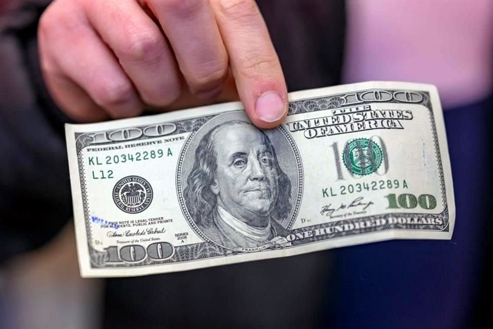 El peso mexicano retrocedía un 0.61 por ciento frente al dólar.