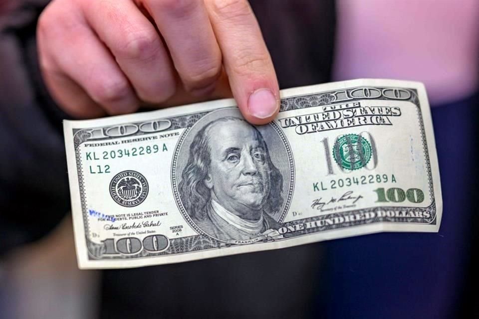 El peso mexicano avanzaba un 0.14 por ciento frente al dólar.