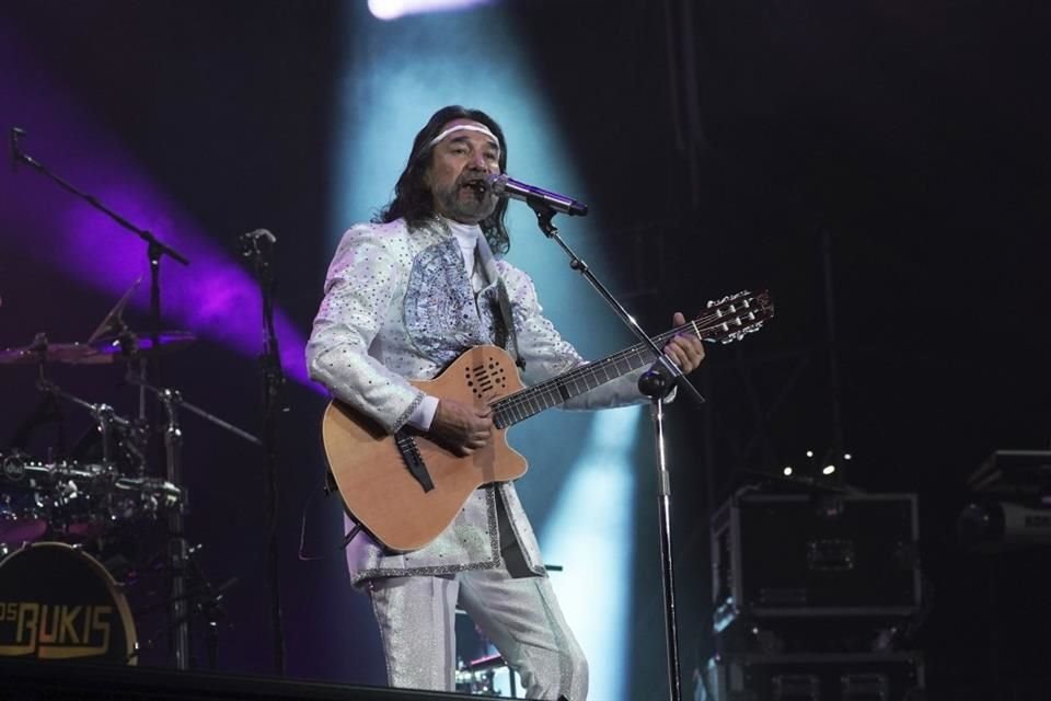 El cantante Marco Antonio Solís, conocido como 'El Buki', anunció que su gira mundial 'Más Cerca de Ti' llegará a México en 2025.