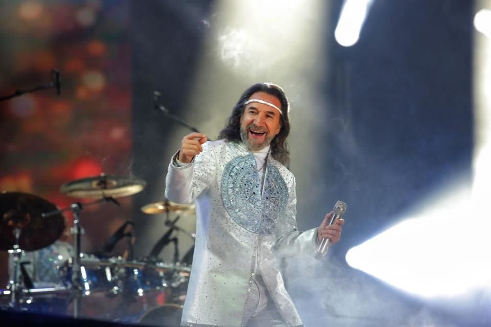 'El Buki' compartió su emoción por presentar este tour en su País natal y expresó su amor por su público mexicano.