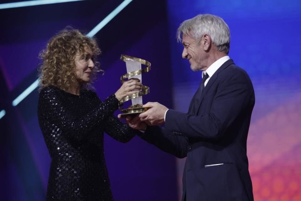 Penn recibió el premio a la trayectoria en manos de la actriz italiana Valeria Golino.