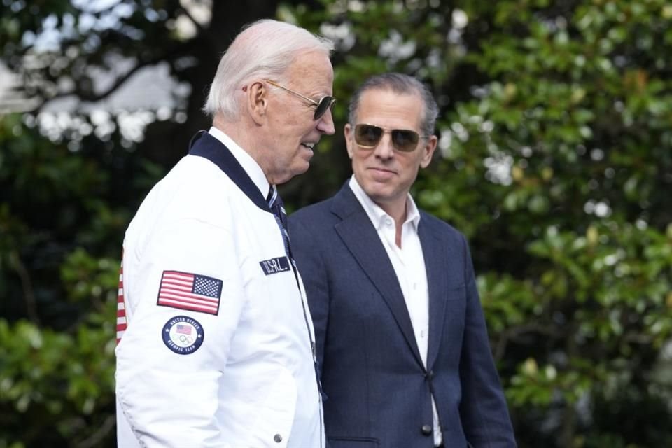 El Presidente Joe Biden junto a su hijo Hunter, en el jardín sur de la Casa Blanca, en Washington, el 26 de julio de 2024.