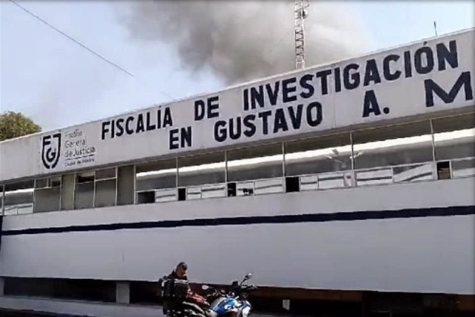 Según reportes preliminares el fuego comenzó en la parte trasera de la Coordinación Territorial GAM-4, ubicada a un costado de la sede de la Alcaldía.