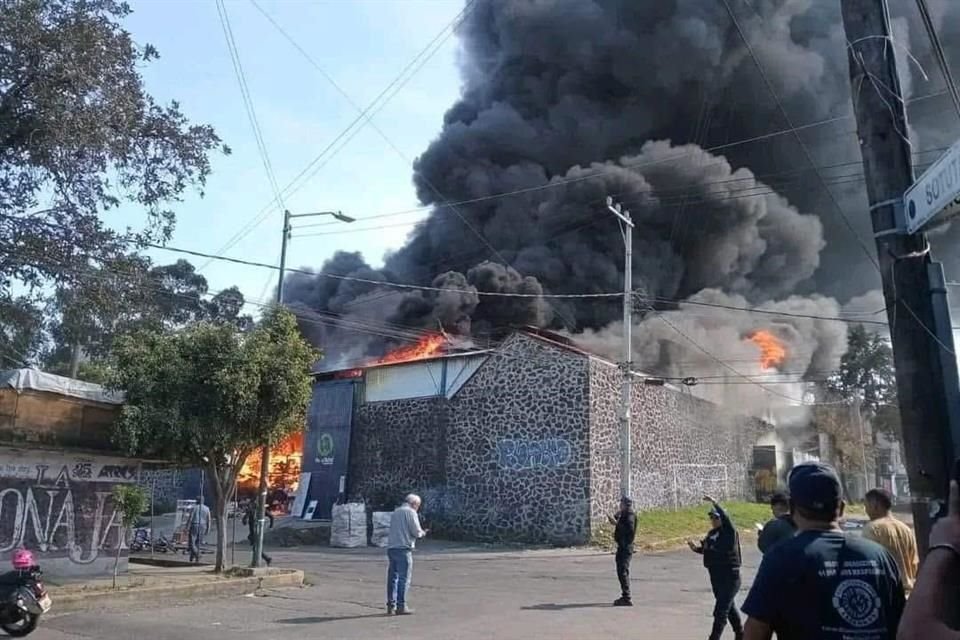 Al momento no se reportan personas lesionadas o atrapadas.